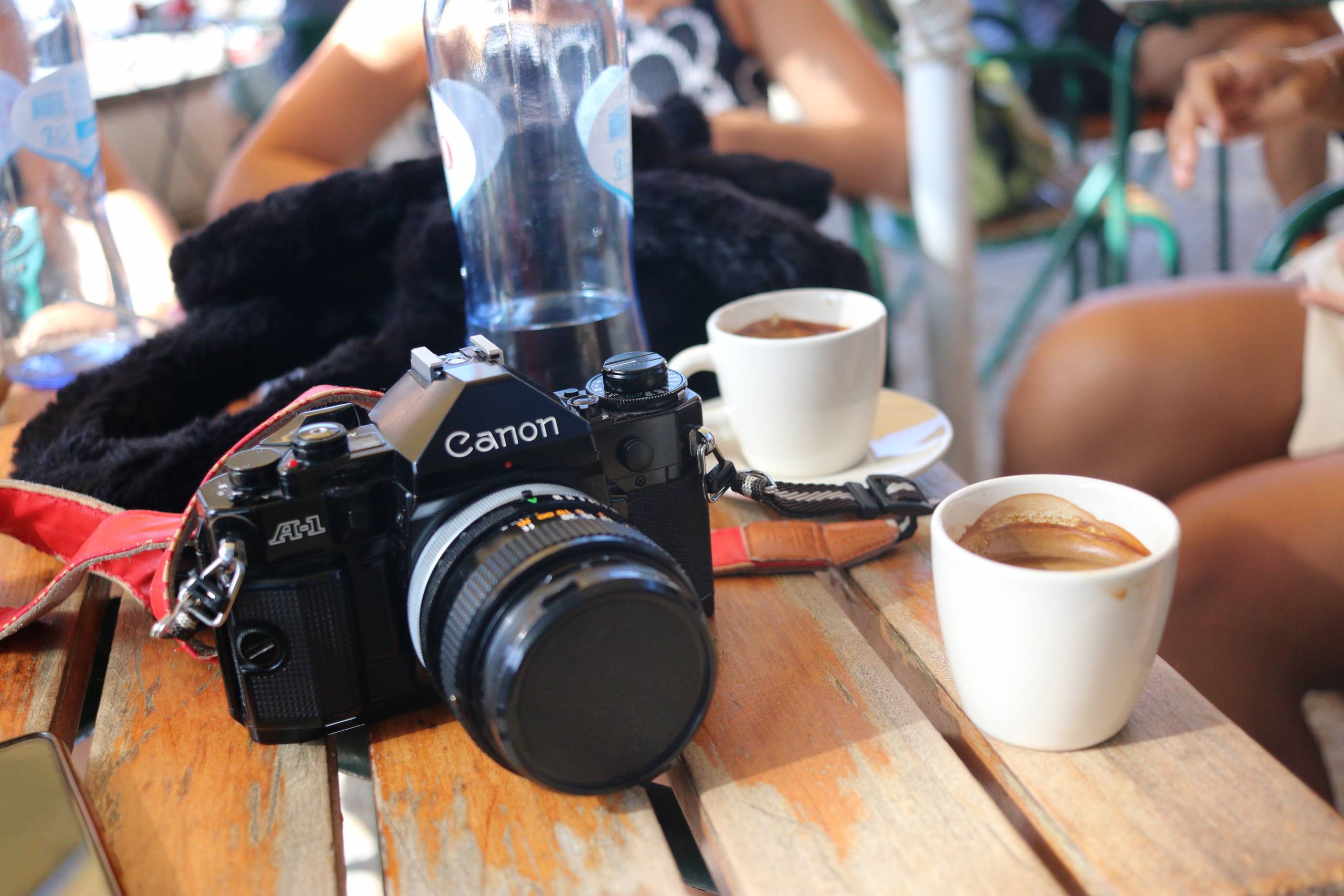 The image of the vintage photo camera and the cup of coffee can be seen as a metaphor for blogger journalism